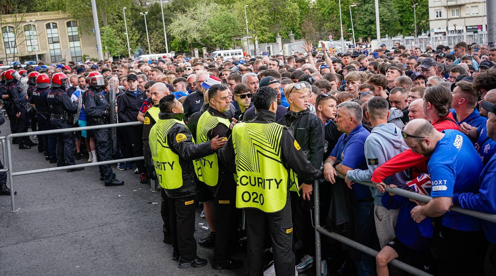 Así ha sido el acceso a San Mamés de los hinchas del Rangers con el nuevo vallado