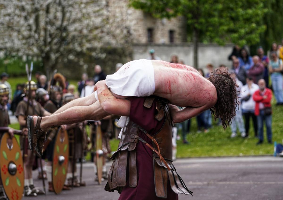 Imagen secundaria 1 - Susto histórico en Arkotxa: se cae el Cristo de la cruz por primera vez en 57 años