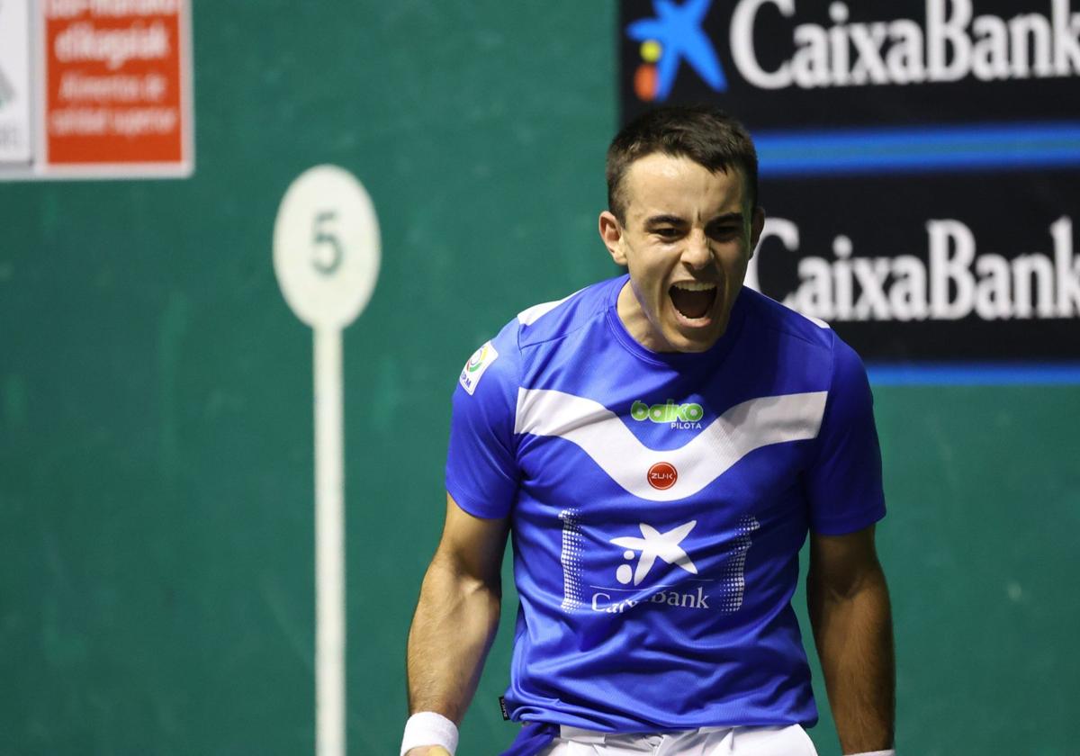 Iker Larrazabal celebra un tanto.