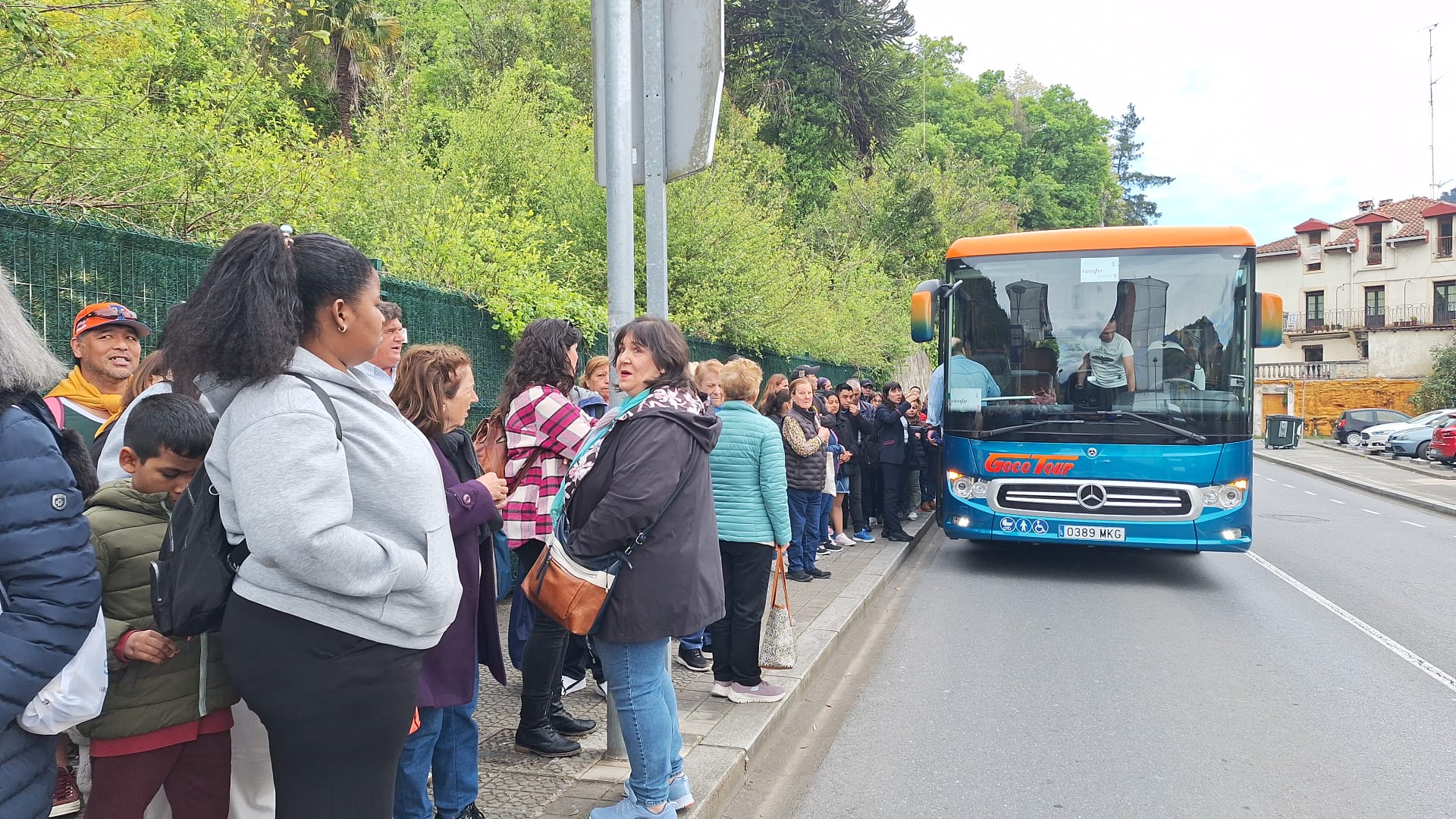 Personas en Sodupe a la espera de los autobuses que les llevan a Balmaseda.