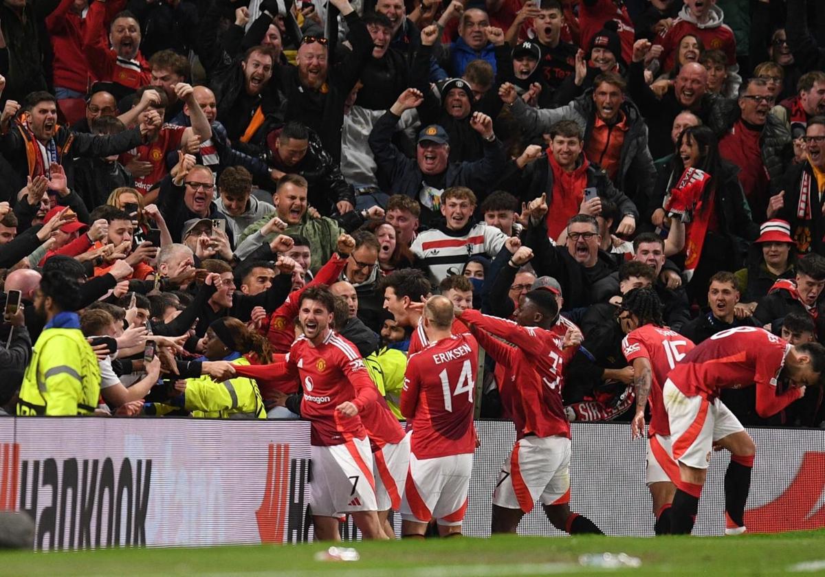 Los jugadores del United celebran el tanto que les permitió meterse en semifinales.
