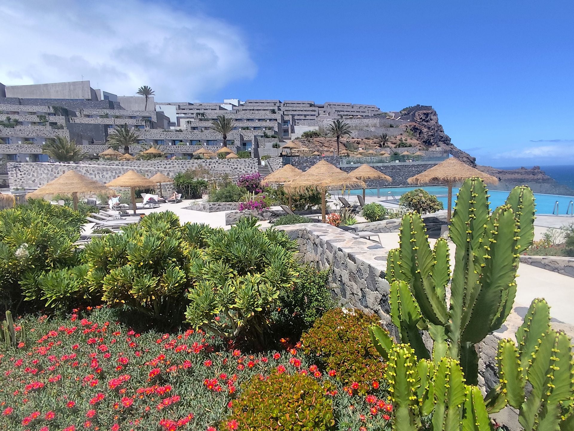 El Hotel Bancal se adapta a la ladera.