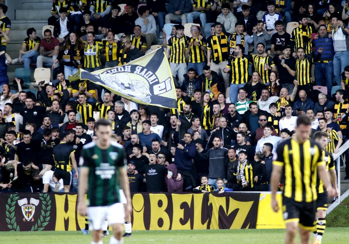 La afición del Barakaldo, durante el partido.