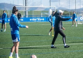 Andrea Esteban da instrucciones a sus jugadoras en un entrenamiento.