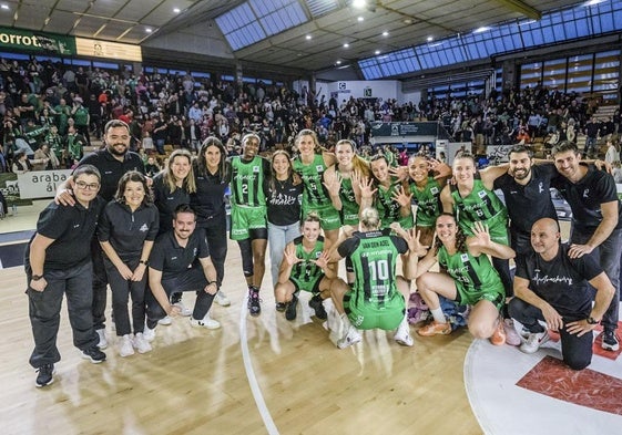 Las jugadoras del Araski celebran por todo lo alto ante la afición la permanencia un año más en Primera División.
