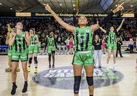 Las jugadoras del Araski bailan tras la victoria