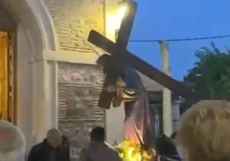 El Cristo de un paso se estrella contra el suelo en una pequeña localidad de Toledo