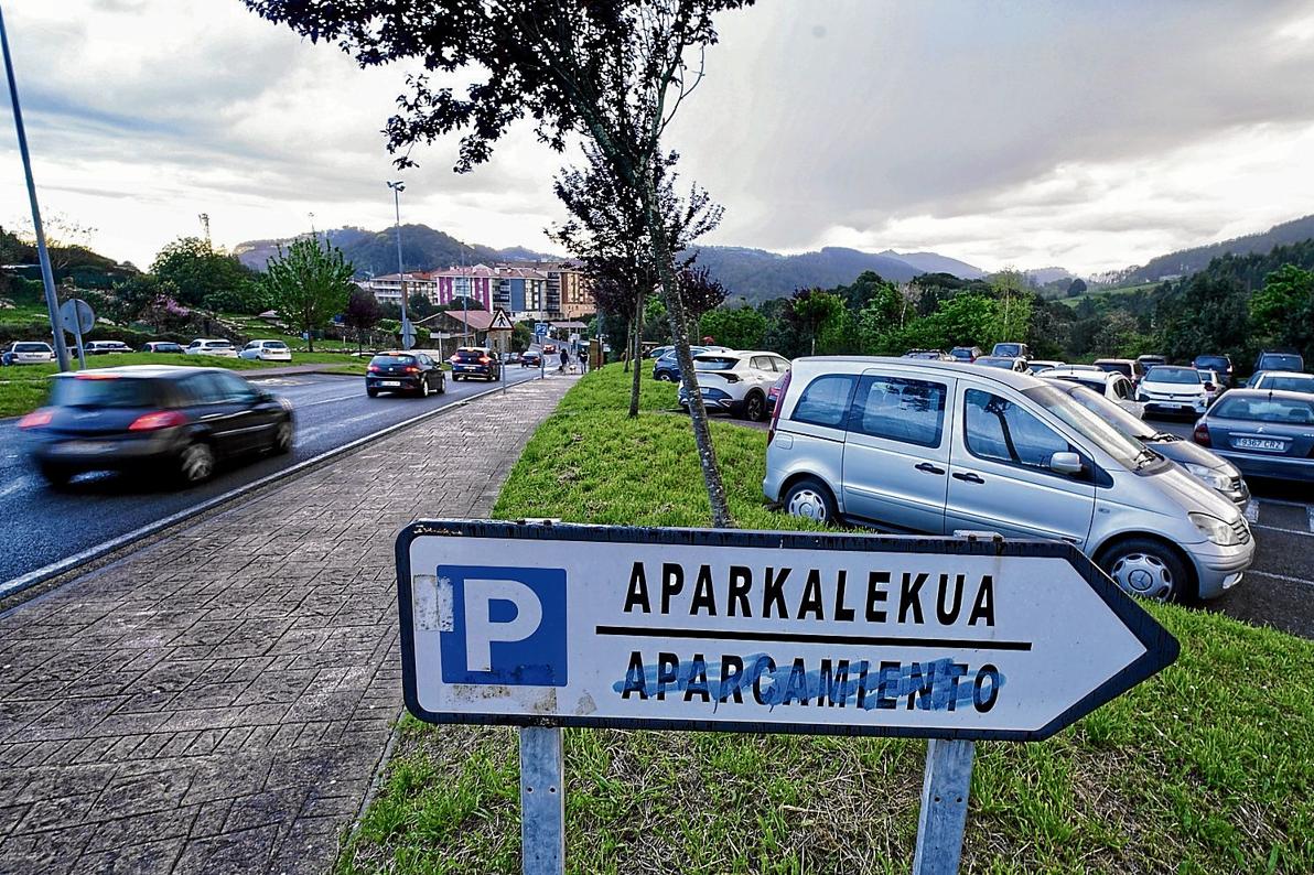 La gestión municipal del aparcamiento impone en Lekeitio la ley del silencio