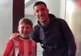 Yuti no dudó en pedirle una foto a Pedro, para enseñársela a su hijo.