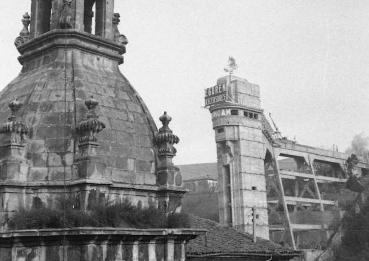 Imagen secundaria 1 - La pasarela en 2012, poco antes del cierre. Con el anuncio de la empresa de ascensores en lo alto, en una foto antigua desde San Nicolás. Retrato de Rafael Fontán.