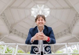 El líder de los socialistas vascos posa en el centro de Vitoria.