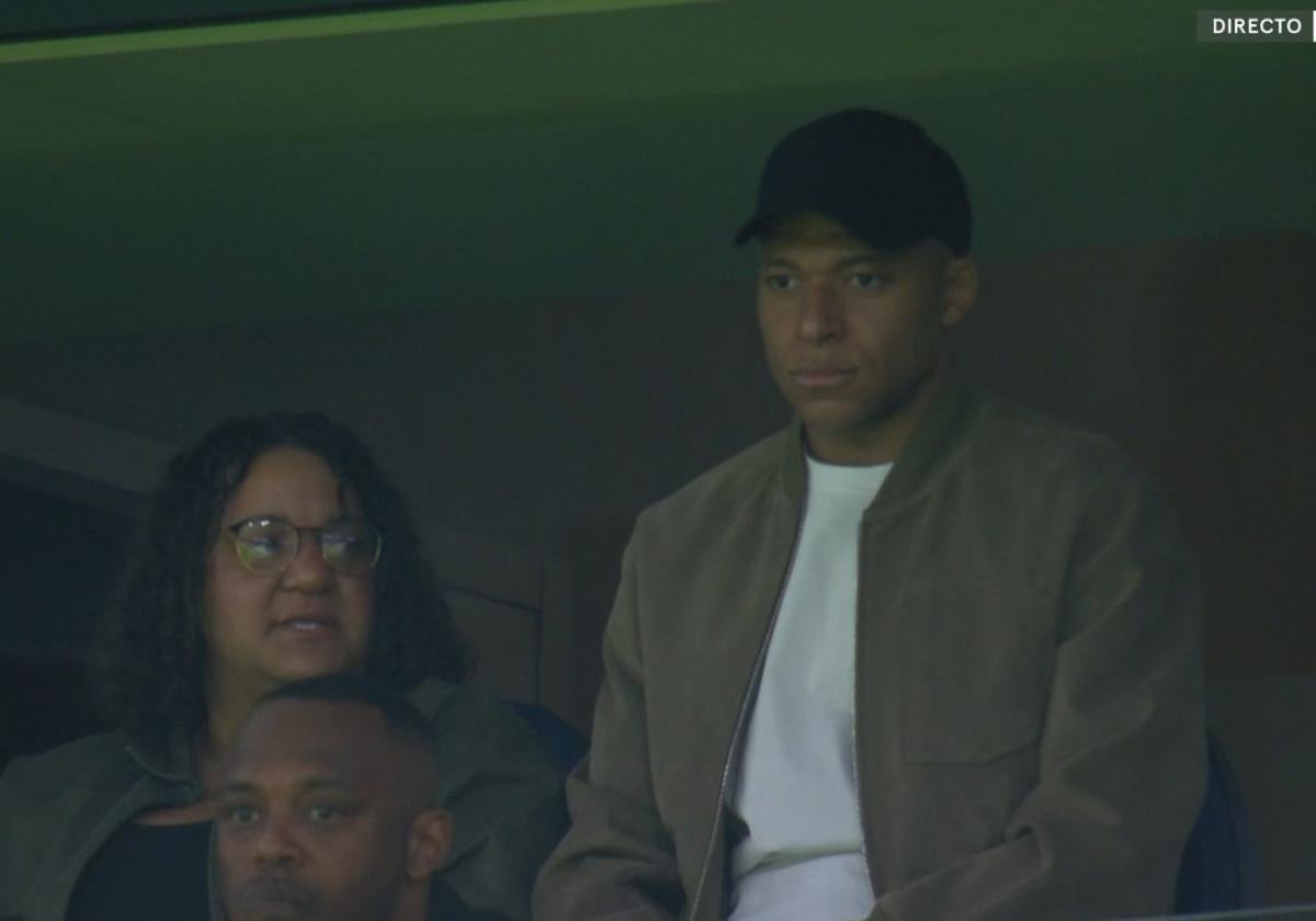 El Athletic es testigo del malestar del Bernabéu: pitos al Madrid al descanso y a Mbappé, que está en la grada