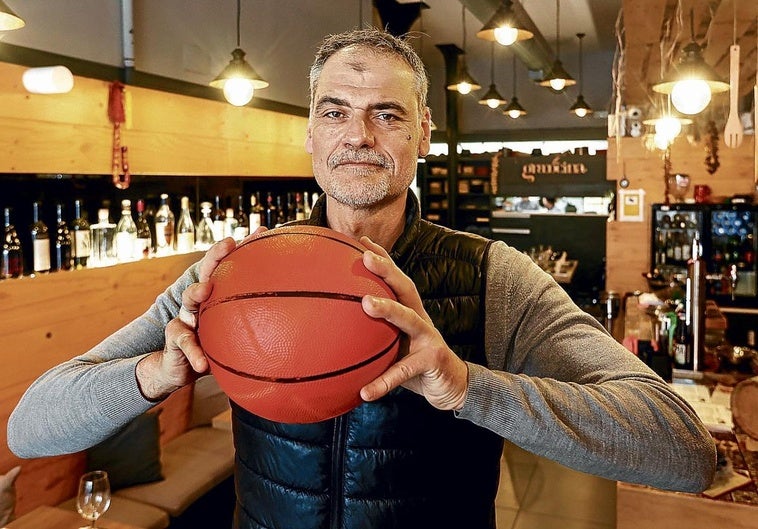 El expívot de Aris y PAOK en su restaurante griego de Bilbao