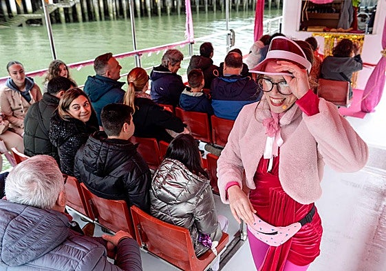 La actriz Aroa Blanco interpreta a Maitane en el montaje Bilbao Basque Fest Awards 2025 a bordo de una embarcación en la Ría.