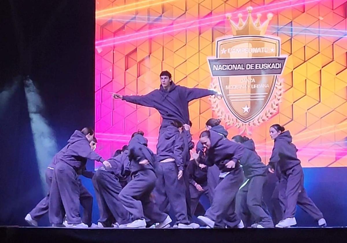 Imagen principal - 20 años transmitiendo la pasión por la danza en Durango