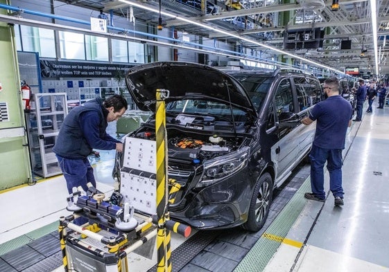 Proceso de ensamblaje en la fábrica Mercedes-Benz de Vitoria.