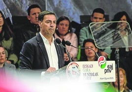 Pradales, frente a un paraguas con la ikurriña.