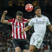 Vesga trata de evitar el remate de cabeza de Bellingham.