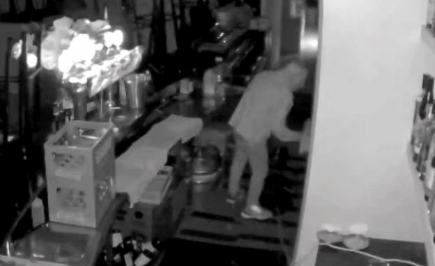 El ladrón que actúa a cara descubierta, durante uno de sus robos en un bar del barrio de San Martín.