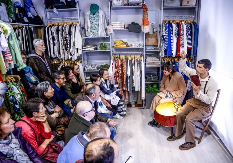 El público observa atento la representación de la obra '¿Normalmente o viceversa?' en Moda María Jesús.