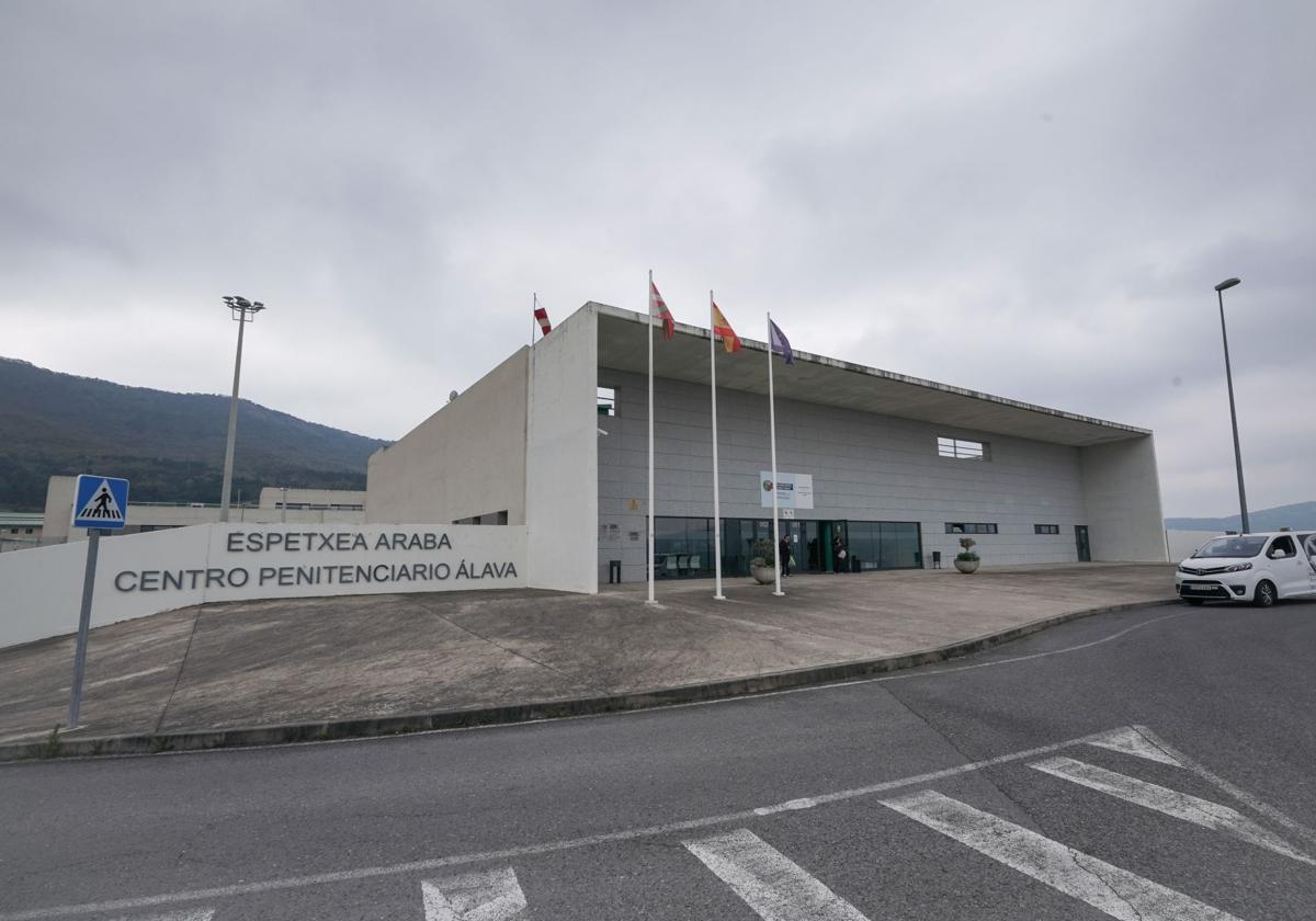 Exterior de la cárcel alavesa de Zaballa.