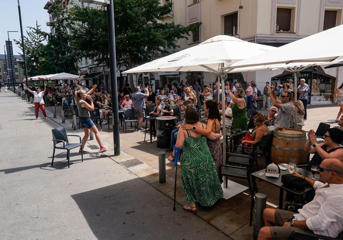 Vitoria agiliza los trámites para organizar conciertos en los veladores de los bares