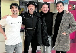 Nacho Padro, en la esquina con abrigo, junto a su equipo organizador de espectáculos de comedia.