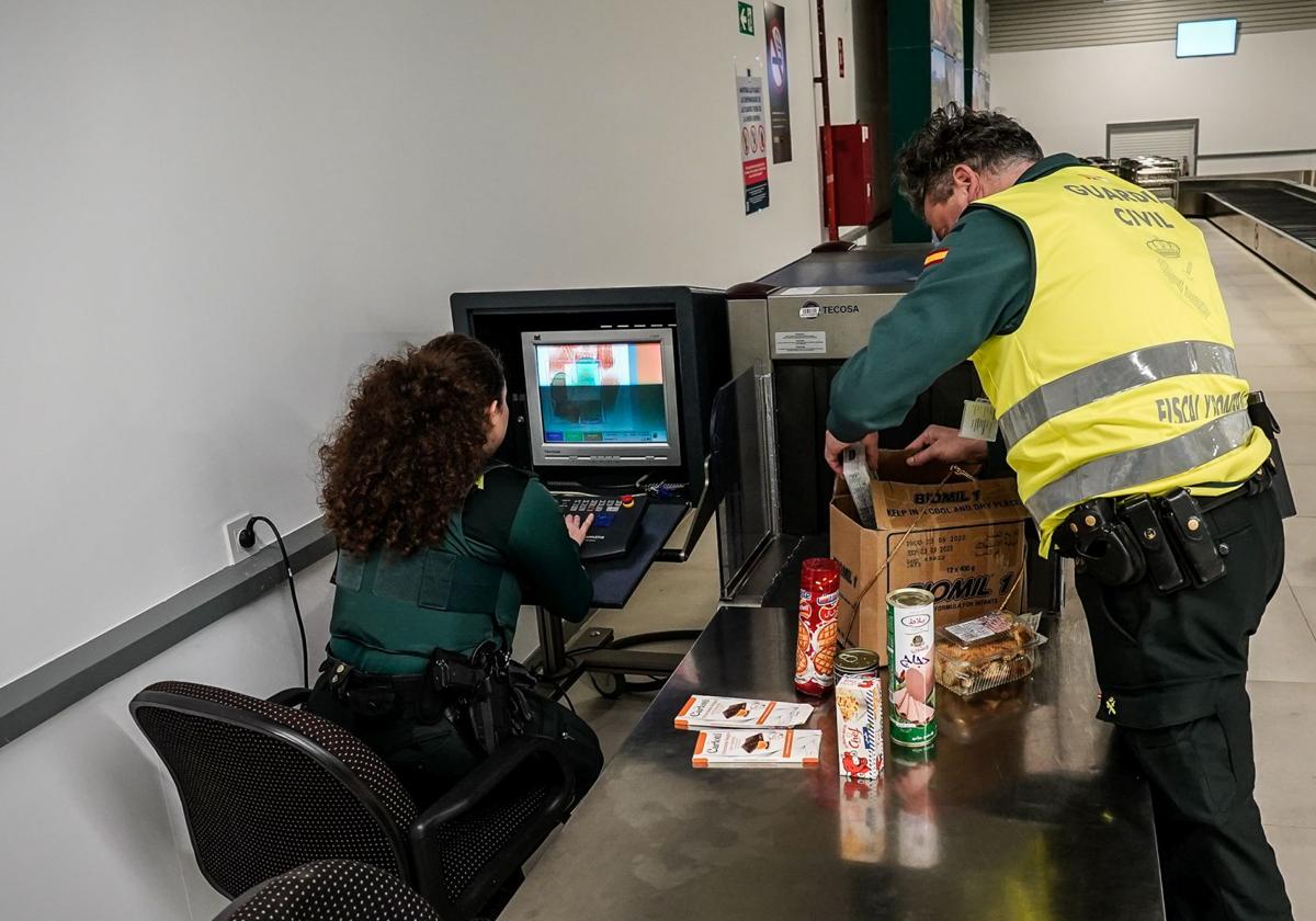 La Guardia Civil 'caza' al año en Foronda cuatro millones en productos falsos y drogas