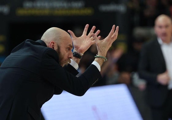 Massimo Cancellieri, técnico del PAOK, lamenta de forma enérgica una acción en el partido de ida en Miribilla.