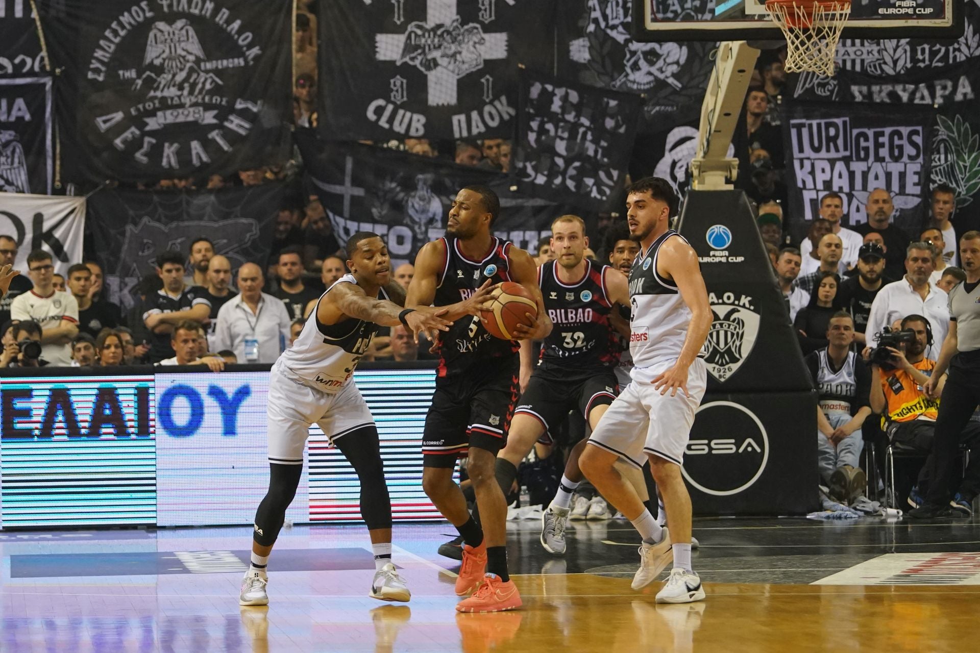 En imágenes la final de la Europe Cup, PAOK-Bilbao Basket