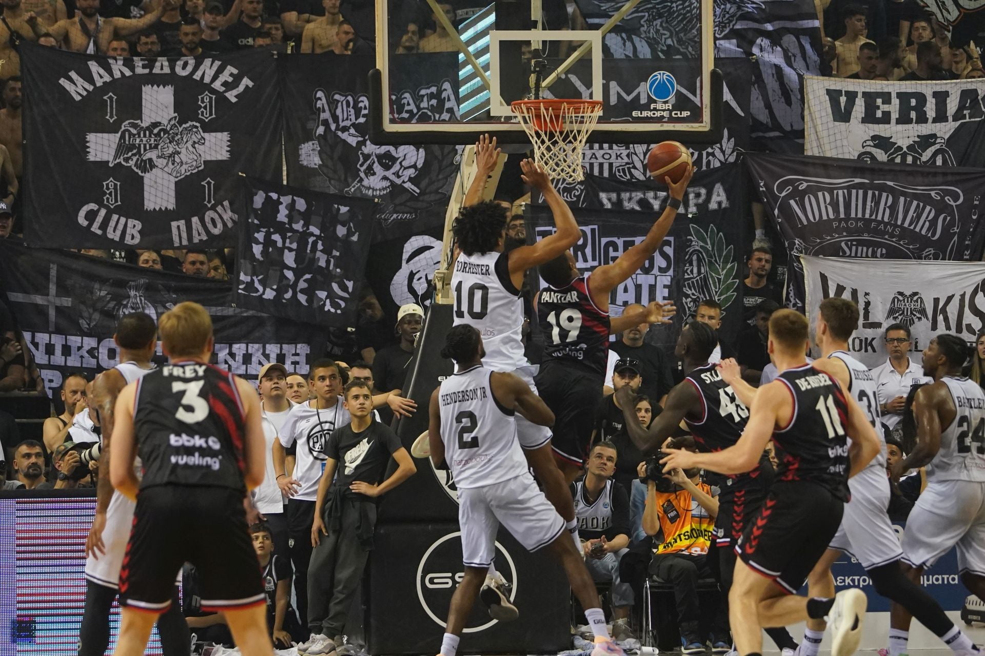 En imágenes la final de la Europe Cup, PAOK-Bilbao Basket