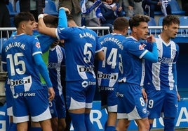 Los jugadores del Alavés celebran el gol de Manu Sánchez frente al Villarreal.