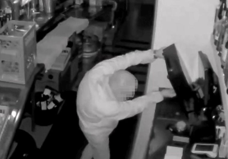 El ladrón, que actuaba a cara descubierta, arranca una caja registradora de un bar de Vitoria.