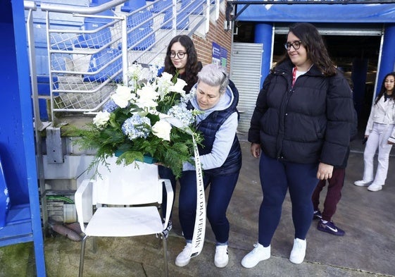Ramo depositado por la familia en la silla que solía ocupar Fermín.