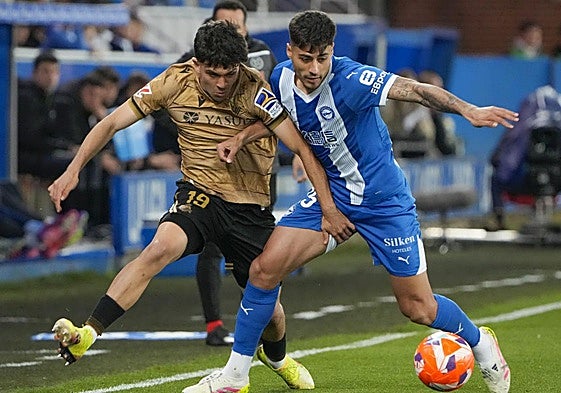 Carlos Martín pelea por un balón durante la primera mitad.