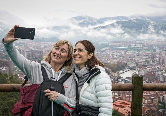 Dos chicas se hacen un 'selfie' desde Artxanda.