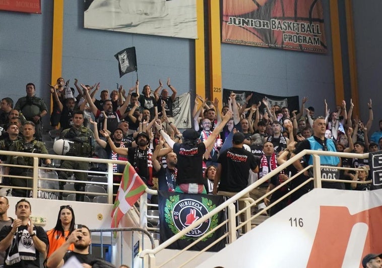 Los 150 aficionados que empujaron al Bilbao Basket hacia la victoria en la ardiente cancha del PAOK