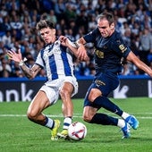 Javi López corta una acción de Kike García en el partido de la primera vuelta.