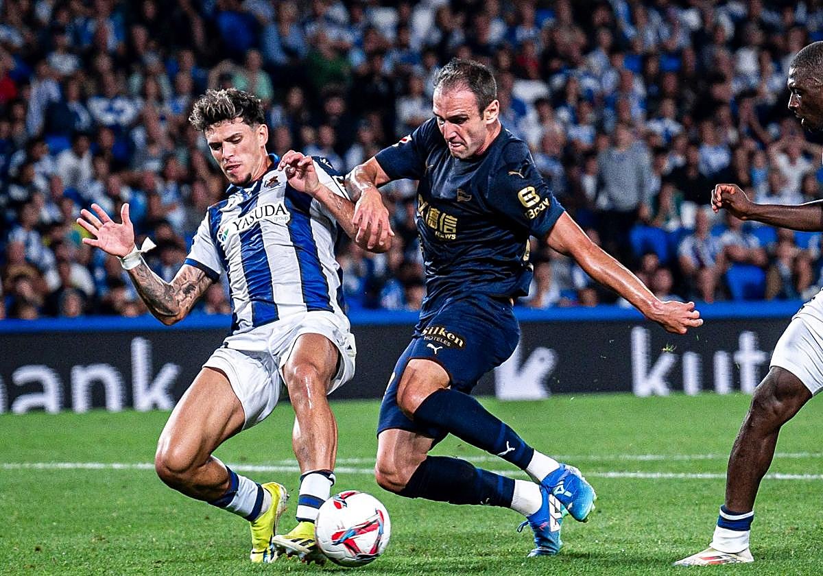 Javi López corta una acción de Kike García en el partido de la primera vuelta.