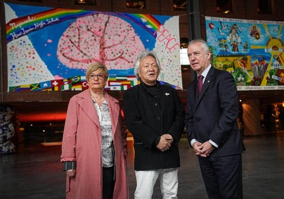 La concejala de Cultura del Ayuntamiento de Bilbao, Itziar Urtasun, junto a Minoru Watanabe, promotor de la iniciativa y el exlehendakari, Iñigo Urkullu durante la presentación de la muestra.