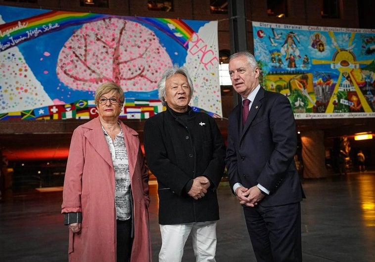 La concejala de Cultura del Ayuntamiento de Bilbao, Itziar Urtasun, junto a Minoru Watanabe, promotor de la iniciativa y el exlehendakari, Iñigo Urkullu durante la presentación de la muestra.