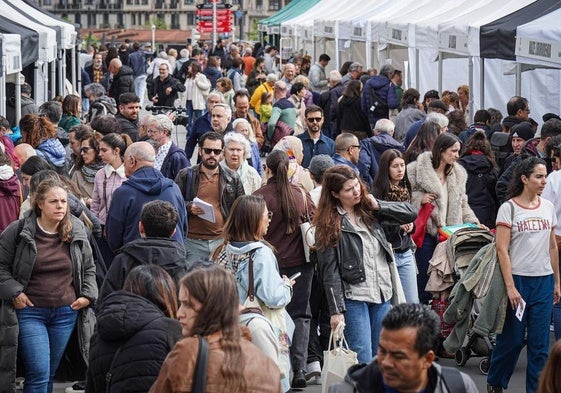 Decenas de lectores se han dado cita desde primera hora en el recinto.