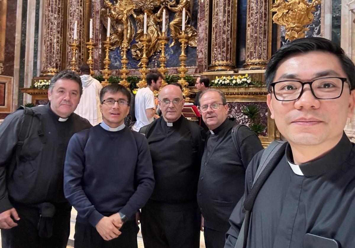 Cinco sacerdotes de Vitoria en Roma: «Estamos viviendo un momento histórico sin buscarlo. Ha sido providencial»