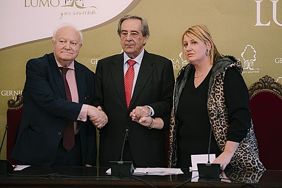 Miguel Ángel Moratinos, estrecha su mano con el alcalde de Gernika, JoseMari Gorroño y la teniente de alcalde Nerea Revuelta.