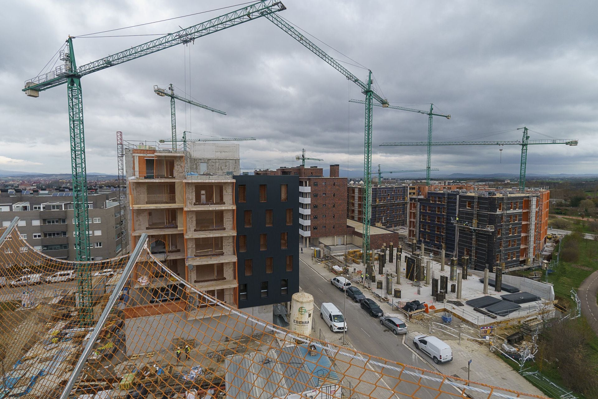 Los constructores plantean levantar pisos en los polígonos industriales de Vitoria
