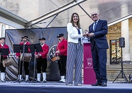 Isabel Mellén recibe la distinción de manos del diputado general, Ramiro González.