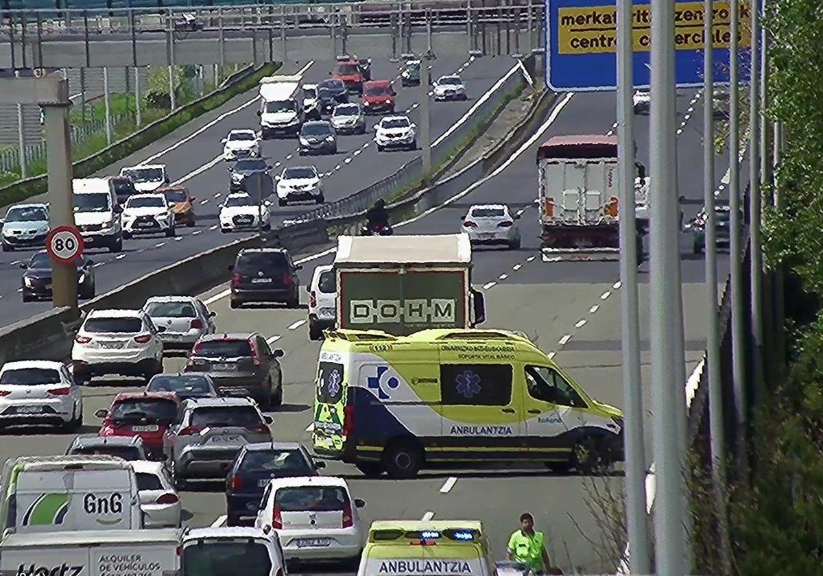 Cuatro heridos en un accidente entre un camión y un turismo en la A-8 en Barakaldo