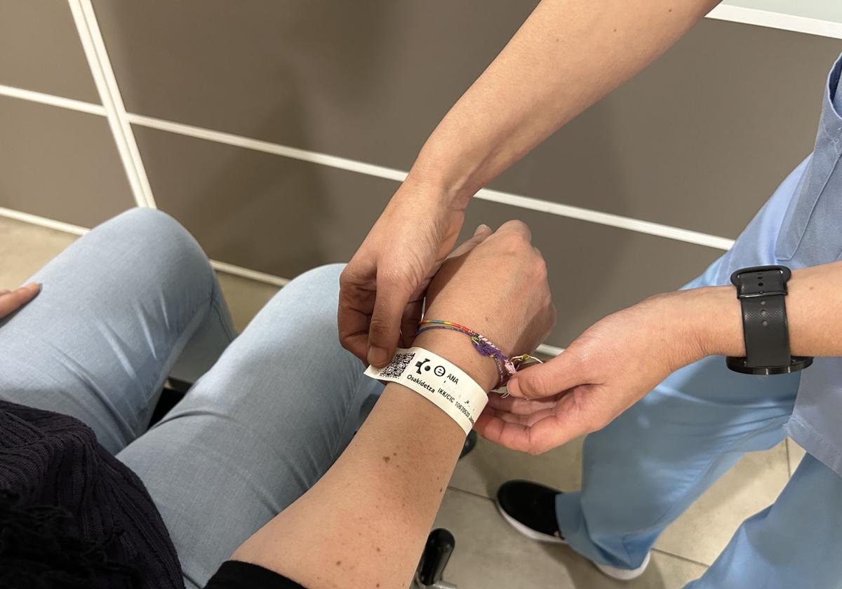 Los pacientes que quieran ser atendidos en euskera en Osakidetza recibirán una pulsera de ingreso con un símbolo especial