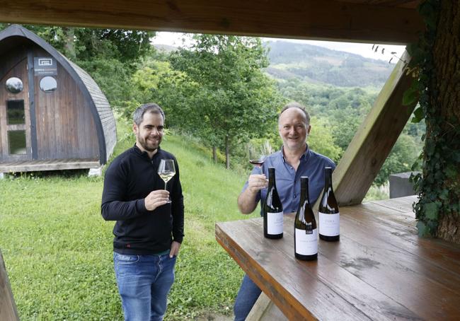 Bertol Izagirre junto a Joserra Calvo en Astoreka, con Ilun, 100% Hondarrabi Zerratia.