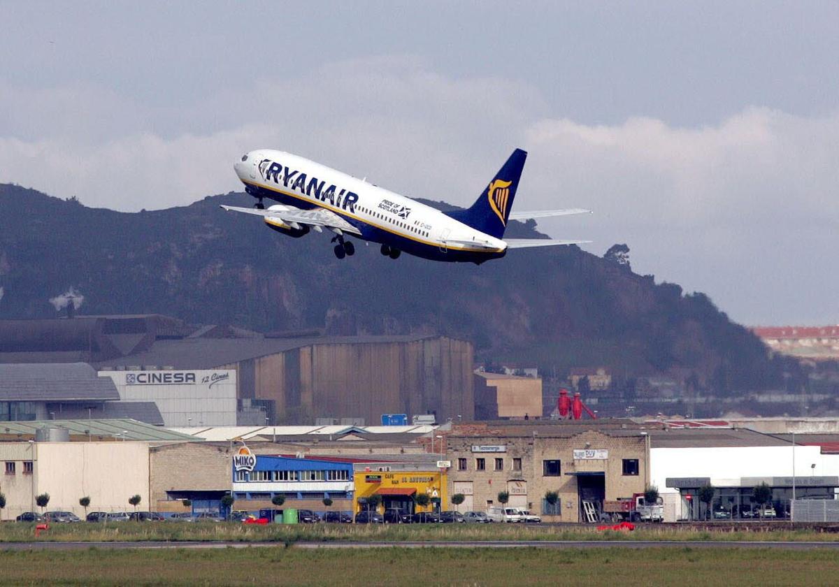 El aeropuerto de Santander llena su conexión con Manchester por la semifinal de la Europa League